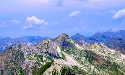 L'imponente Monte Masoni con due volti e due vette