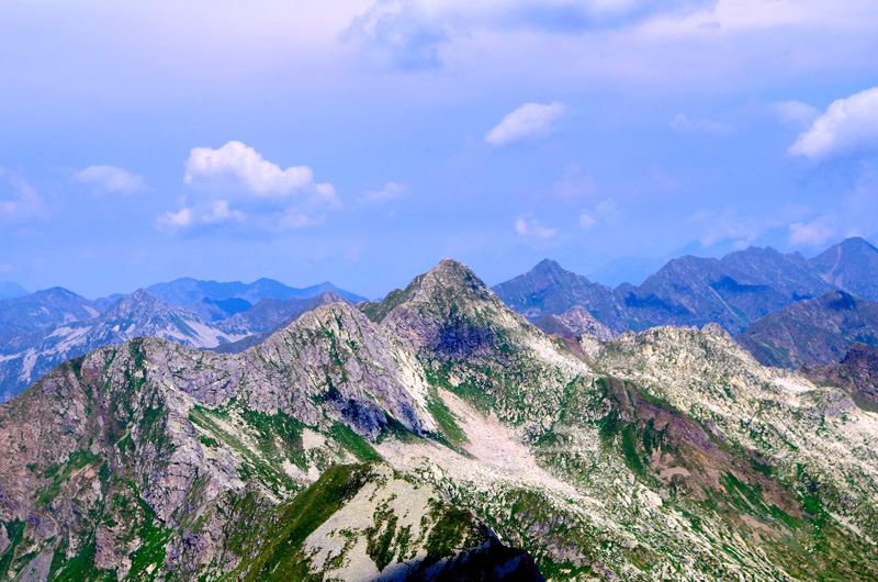 L’imponente Monte Masoni con due volti e due vette