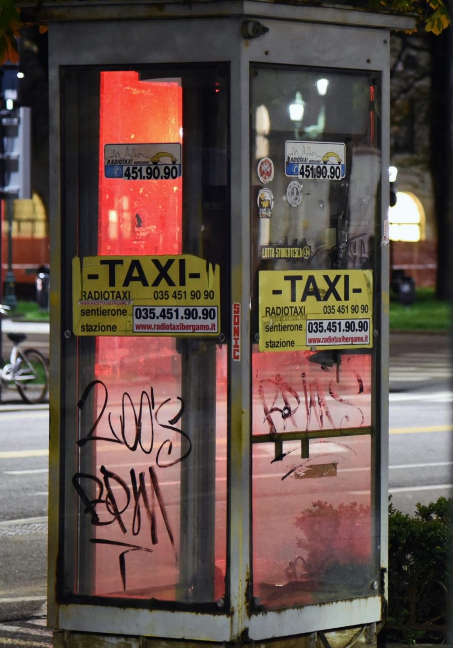 La cabina telefonica del Sentierone diventa un’installazione artistica
