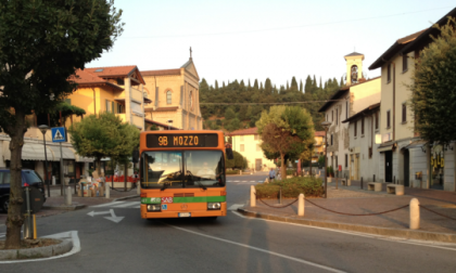 Mezzi di Atb strapieni al mattino: «Si garantisca il servizio a chi paga l'abbonamento»