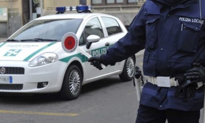 Bambini abbandonati un'ora in auto Rischio di denuncia per i genitori