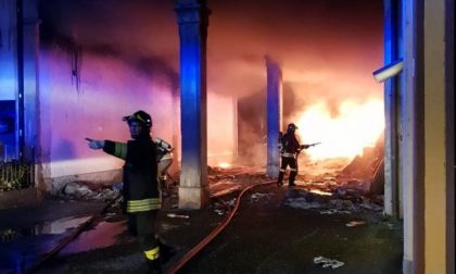 Una palazzina in fiamme a Romano L’ipotesi inquietante: «Rogo doloso»