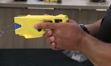 Agente aggredita a Bergamo, il centrodestra propone il taser per i criminali