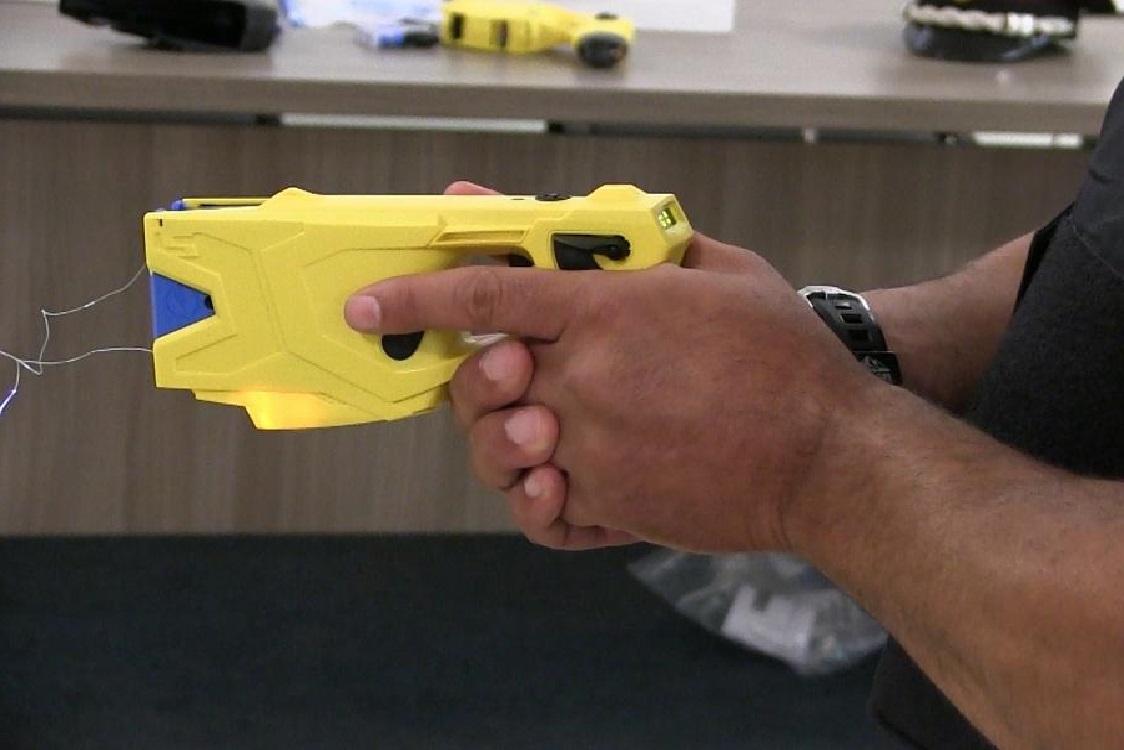 Agente aggredita a Bergamo, il centrodestra propone il taser per i criminali