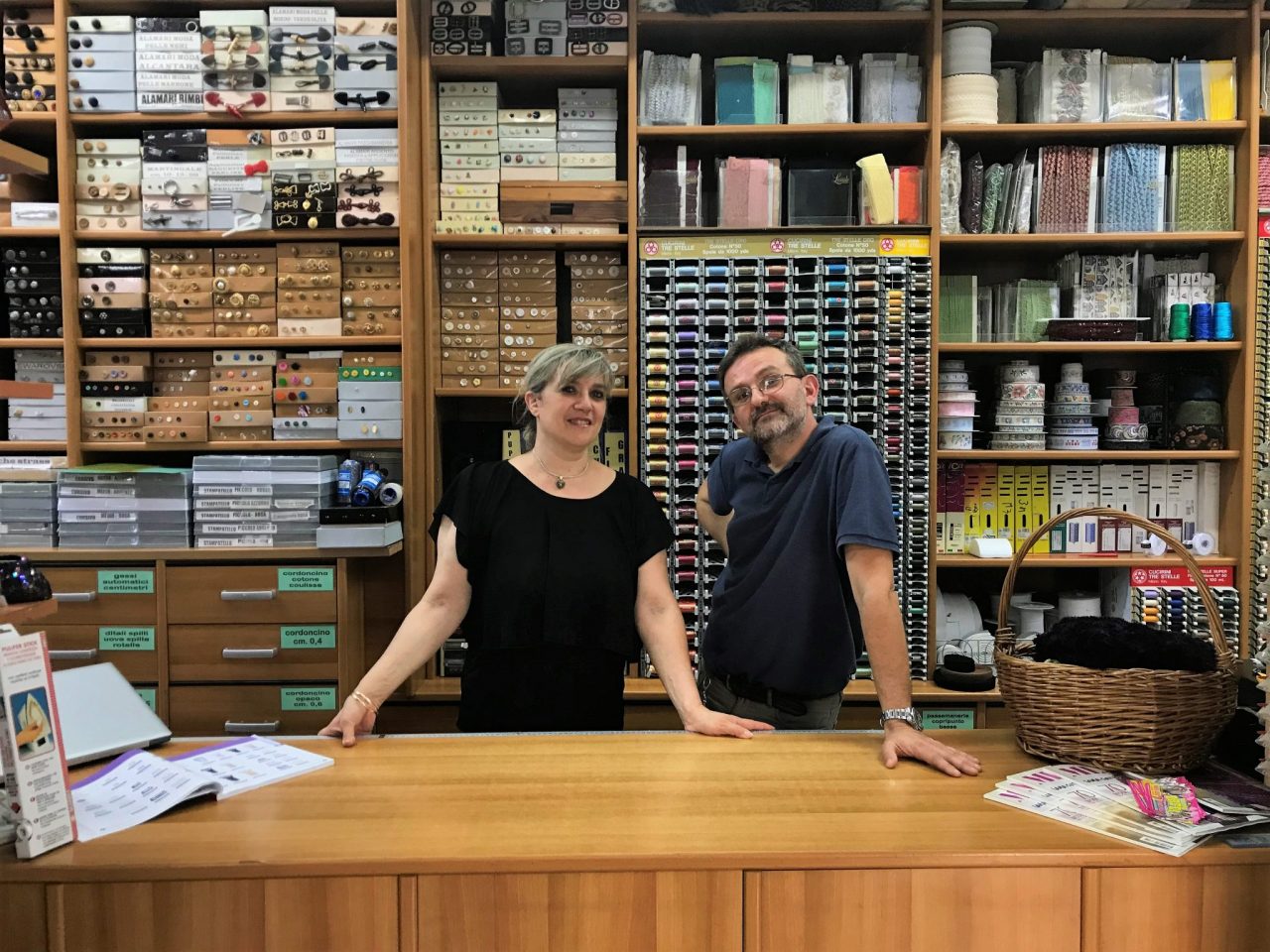 Un’ex professoressa di matematica e 700 scatole di bottoni, tutti diversi
