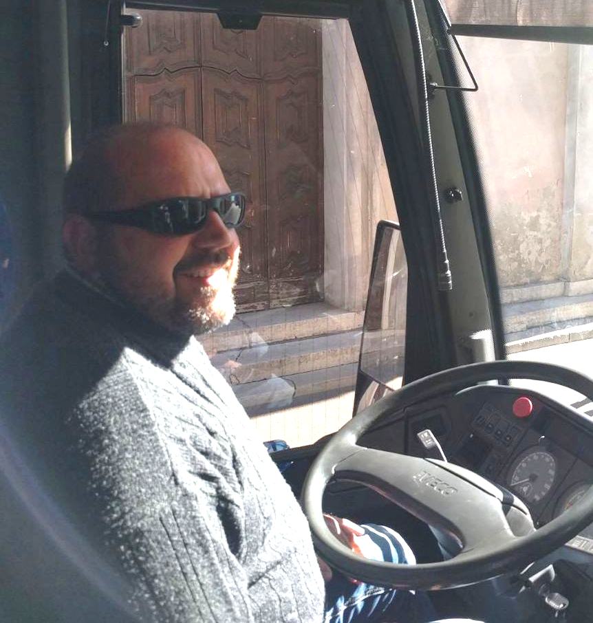 Prete diventa autista di pullman Ma non lascia l’abito, né i fedeli