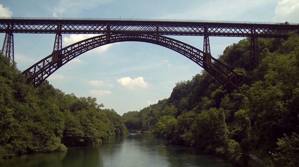Ponte di Paderno: si butta nel vuoto e si toglie la vita
