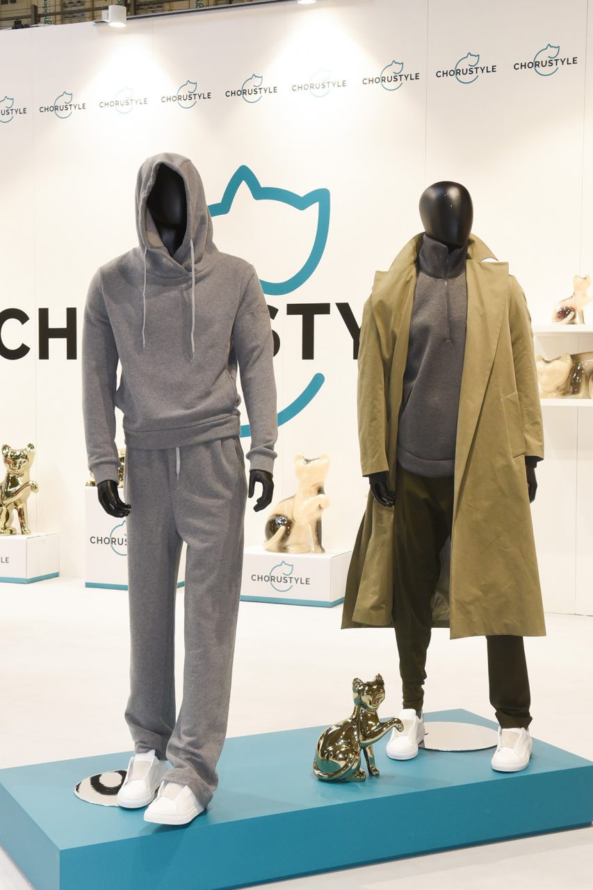 Trench, sneakers, tute e lupetti affiancano i gatti di Chorustyle