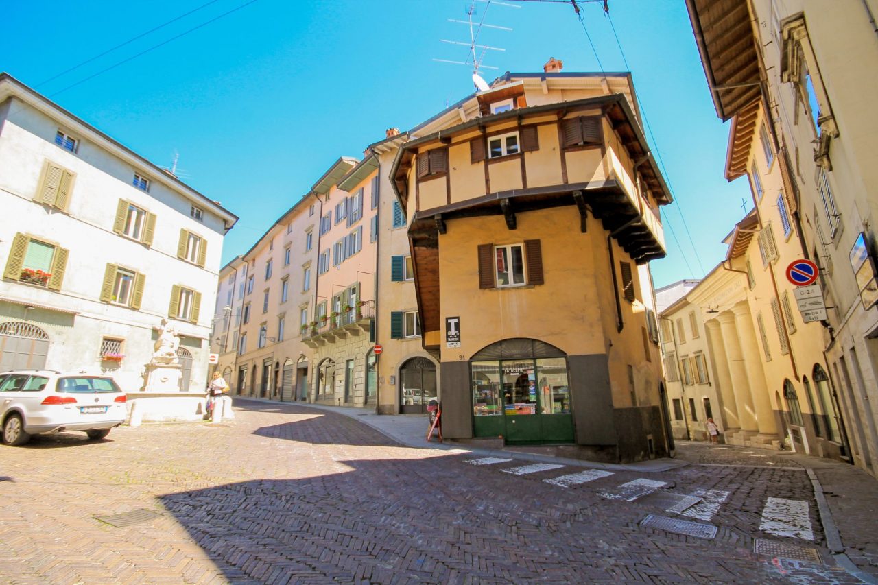 Vendesi casa talmente unica da essere finita pure a teatro