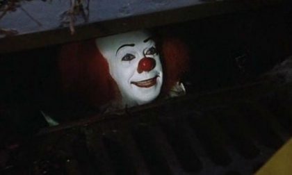 C'è un clown armato di coltello che scatena il panico agli incroci