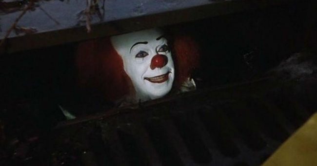 C’è un clown armato di coltello che scatena il panico agli incroci