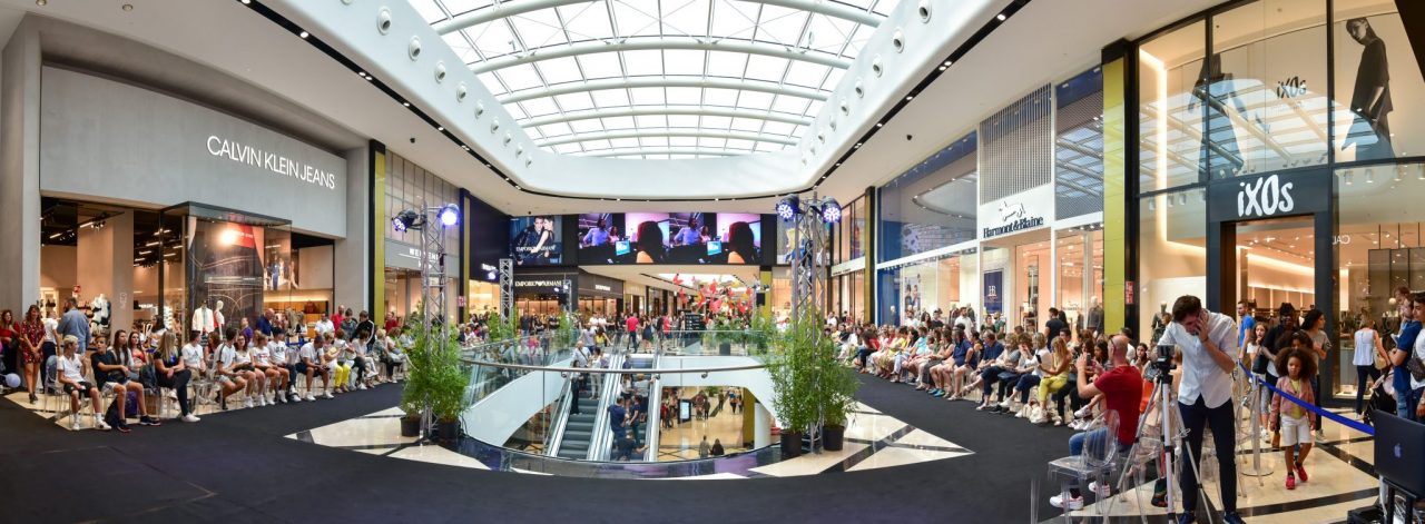 Modelle, modelli e pure bambini Le foto della sfilata a Oriocenter