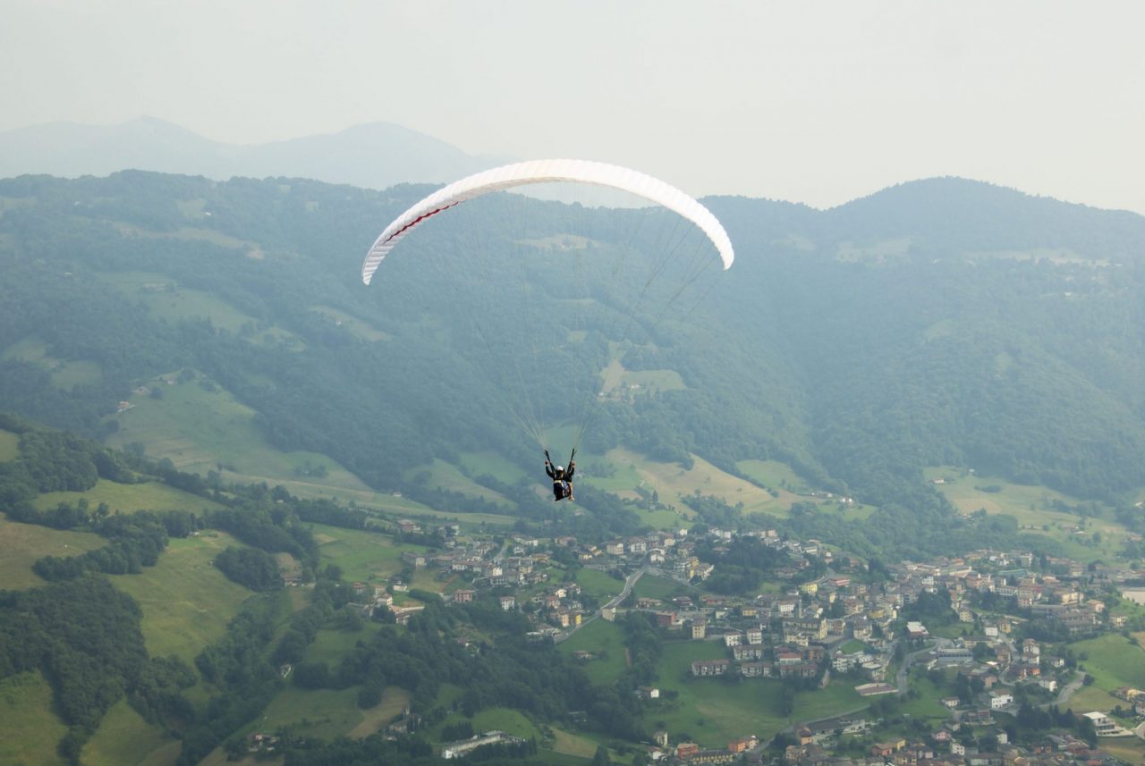 Precipita con il parapendio e rimane bloccato su un albero a Caprino