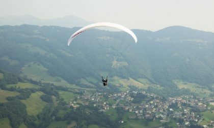 Precipita con il parapendio e rimane bloccato su un albero a Caprino