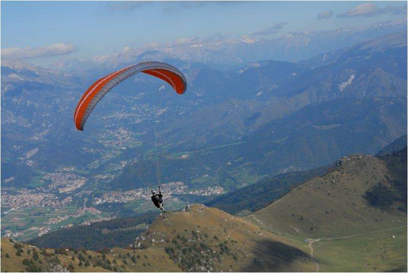 Precipita mentre fa parapendio a Castione: ricoverato 51enne all’ospedale di Piario
