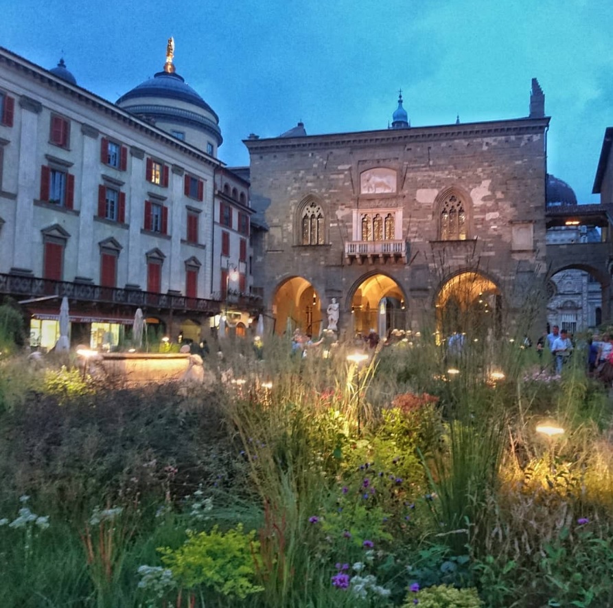 Piazza Vecchia verde di sera – Monica Madaschi