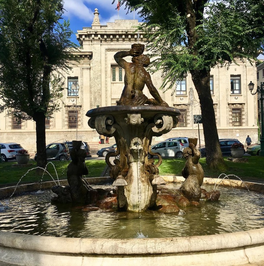 Zampilli in Piazza Dante – Eva Bencsik