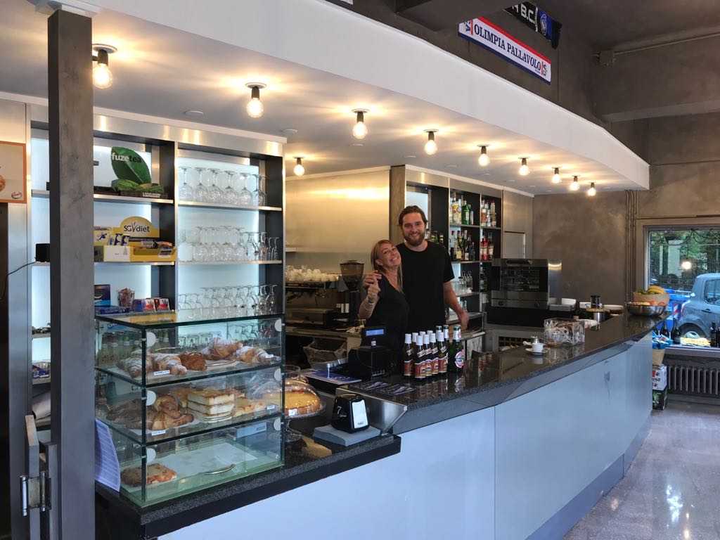 Da sotto rete a dietro al bancone Al bar del Palasport c’è Carminati