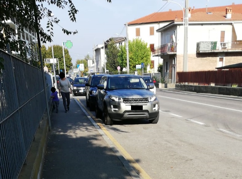 «Genitori, basta sosta selvaggia!» Ma mamme e papà se ne fregano