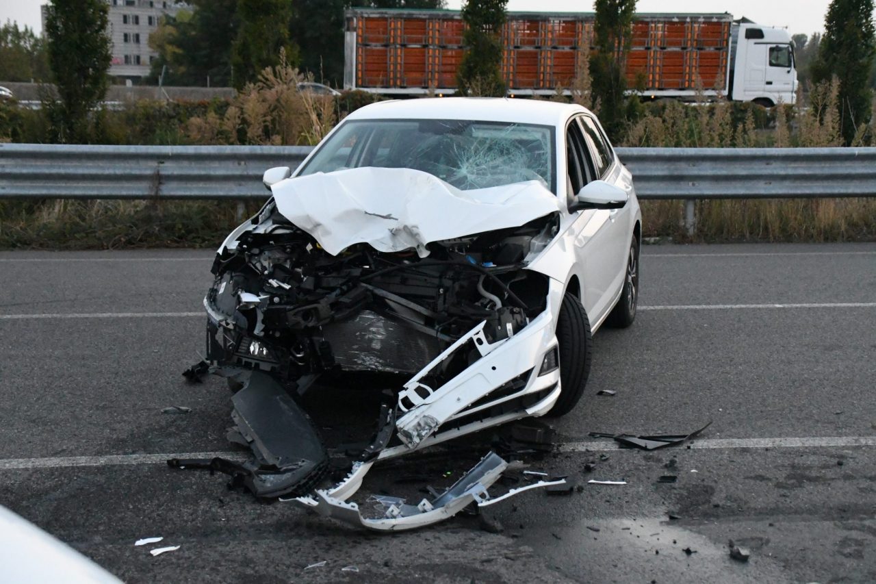 Moto contro auto in zona aeroporto Gravissimi un 18enne e una 15enne