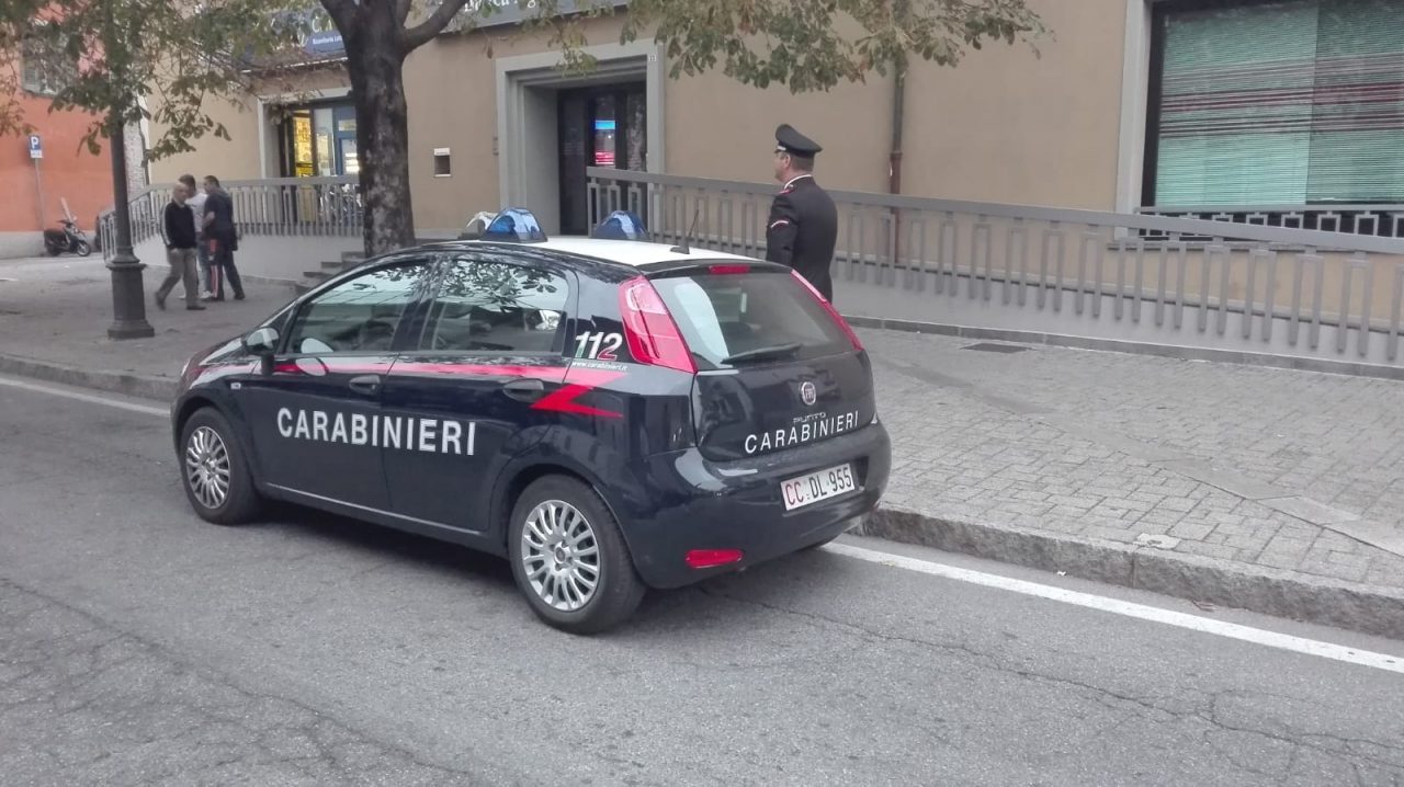 Si finge un’agente in borghese e deruba una 31enne ad Azzano