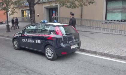 Si finge un’agente in borghese e deruba una 31enne ad Azzano