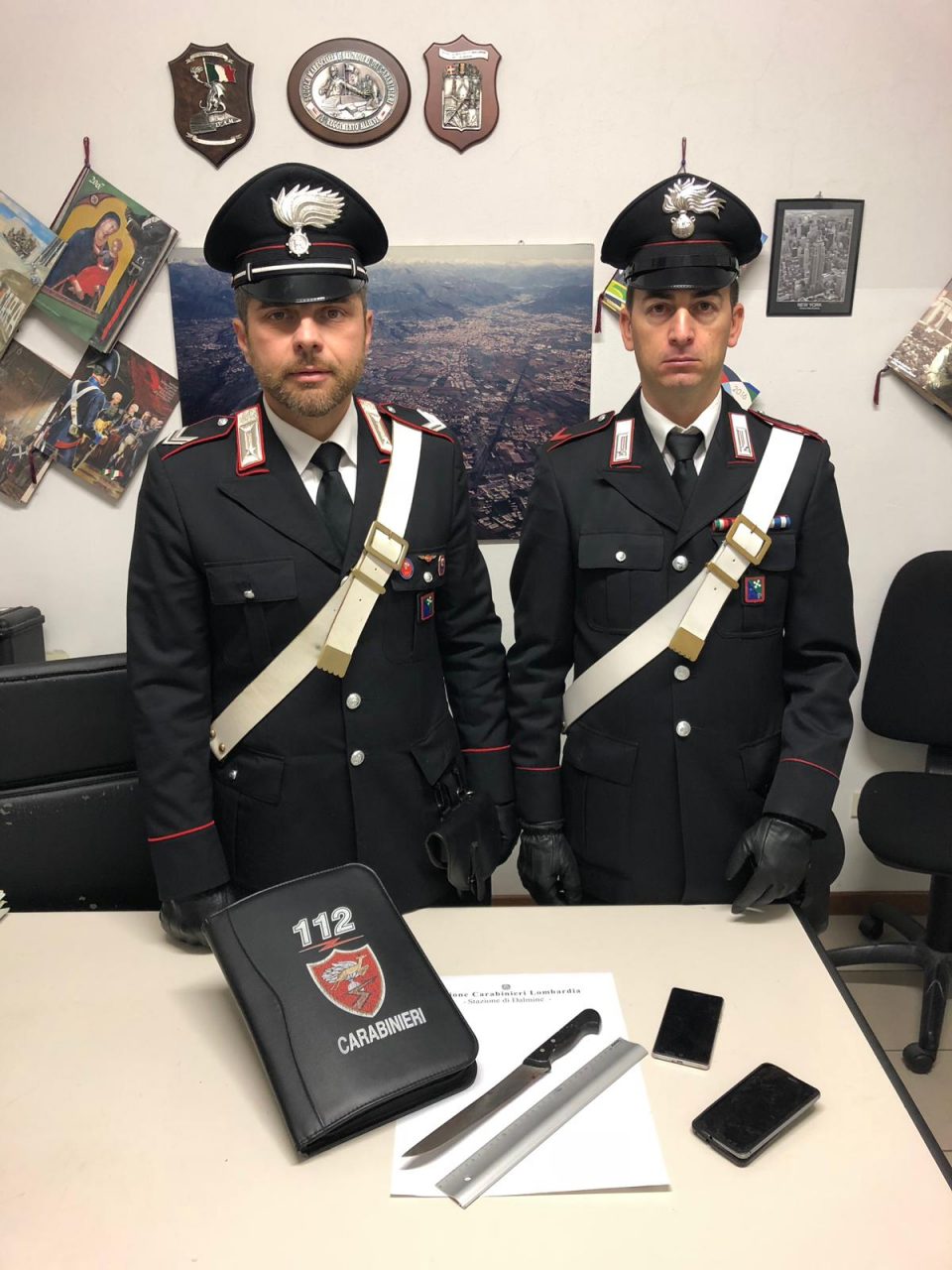 Accoltella la compagna per gelosia e tenta il suicidio, 28enne in arresto