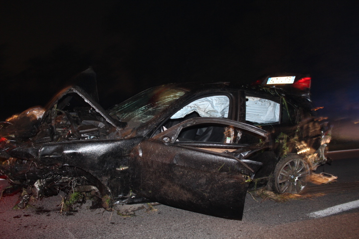 Fuga dai carabinieri su auto rubata Poi lo schianto: un morto, due feriti