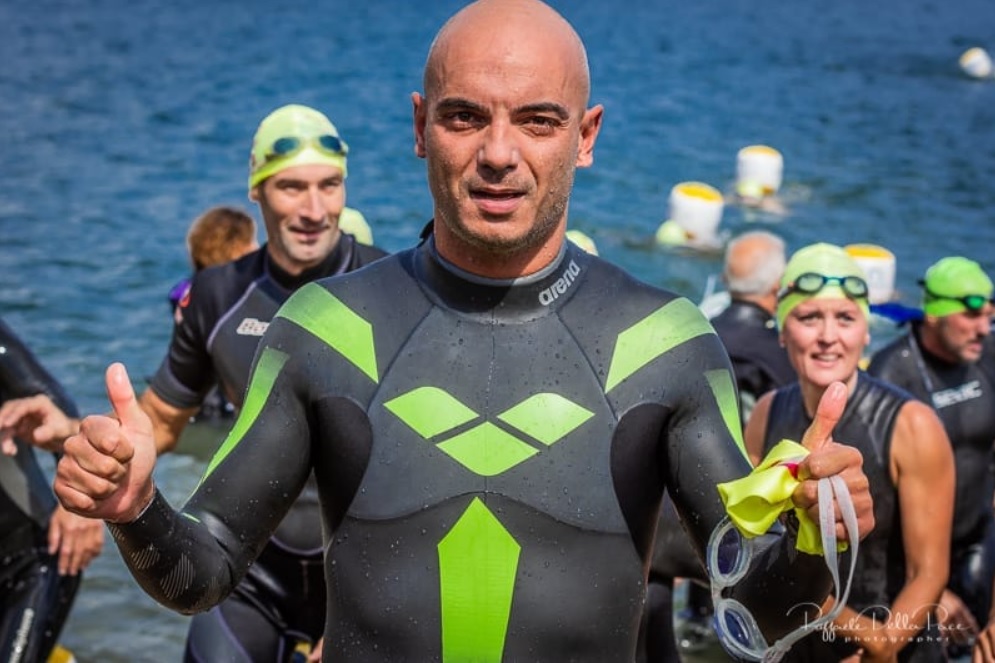 Le traversate a nuoto di Luca per lottare insieme a suo figlio