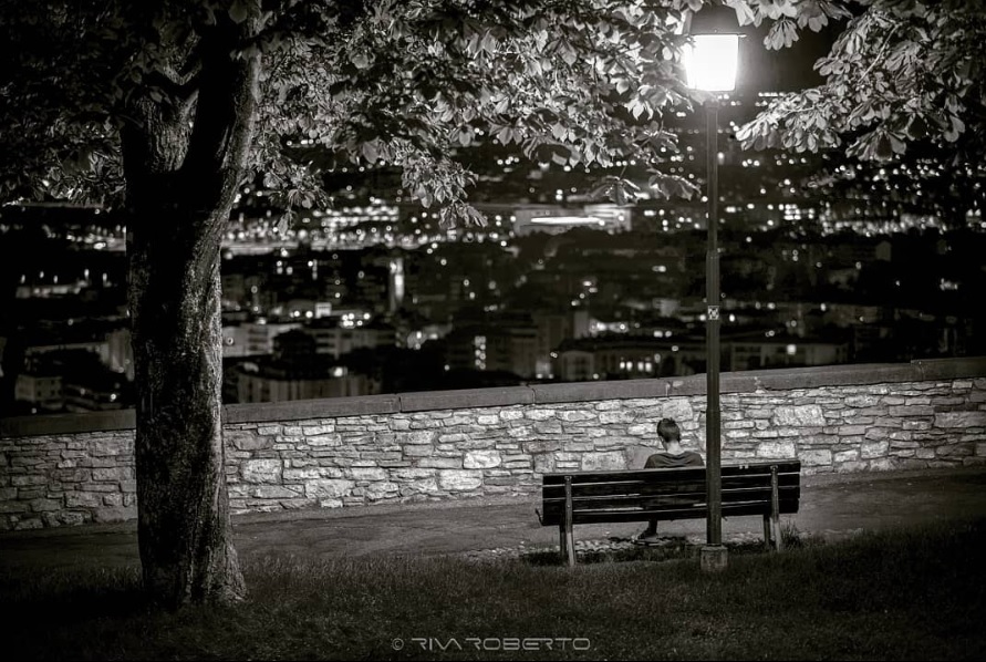 Le luci la sera, ma in bianco e nero – Roberto Riva
