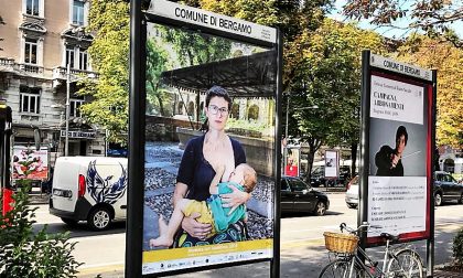 Donne che allattano in pubblico Mostra sui cartelloni della città