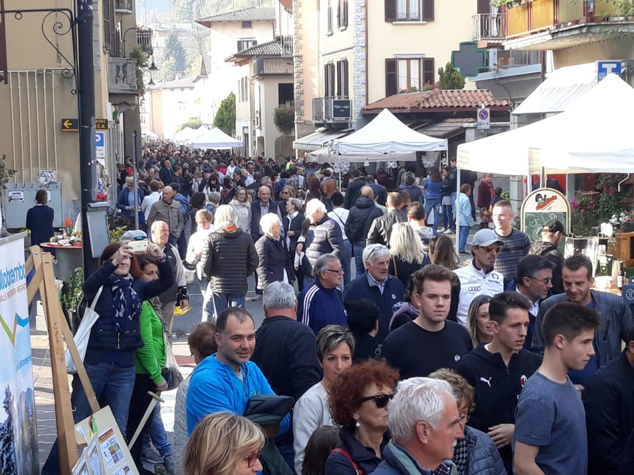 Colori e sapori in Val Brembana In diecimila alla Sagra della Mela