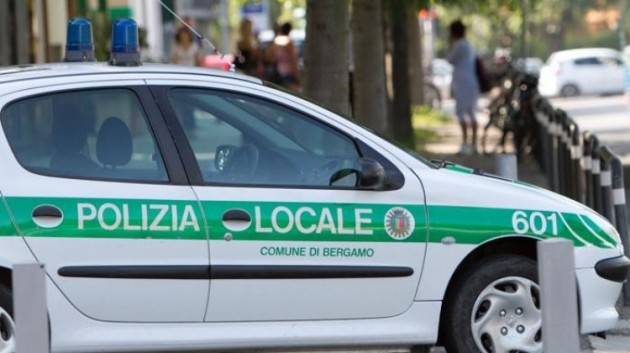 Molestava ragazzine sugli autobus. Denunciato per violenza un 38enne del mantovano