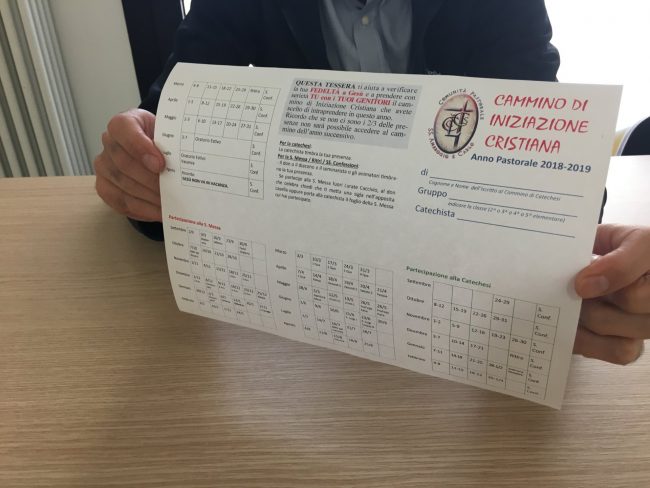 Tessera a punti anche a messa Niente bollini, niente sacramenti