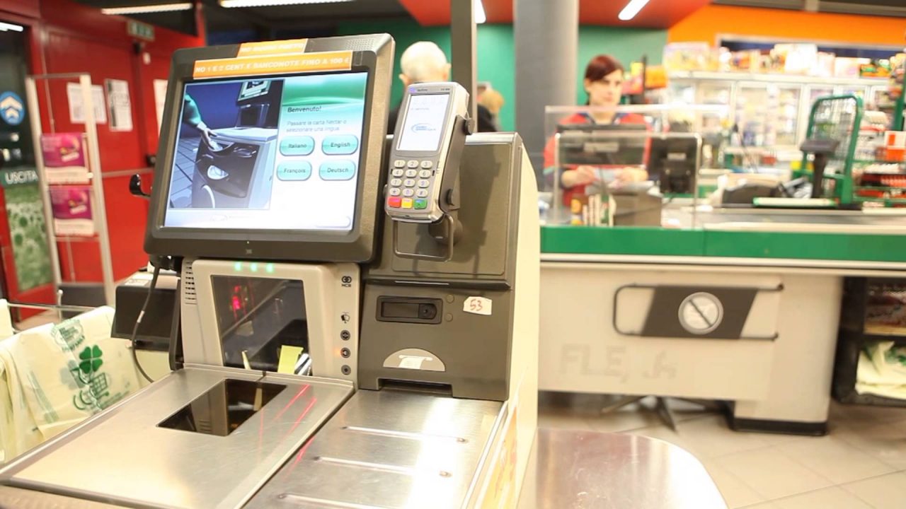 Pensieri segreti di una commessa Poveri uomini alla cassa automatica