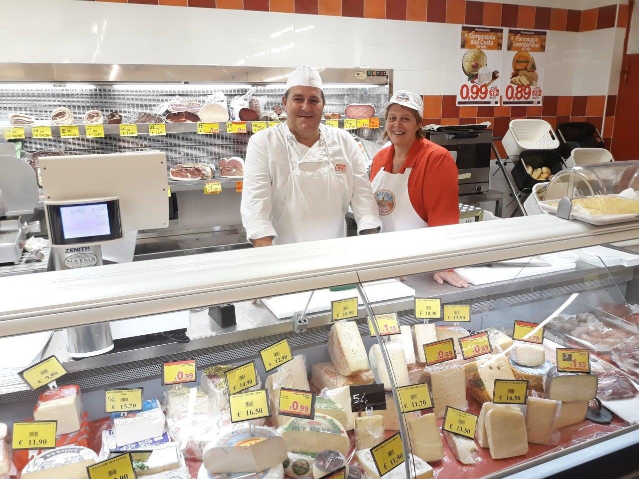 Attilio, Cinzia e il loro nuovo negozio (con la Moretti al miglior prezzo)