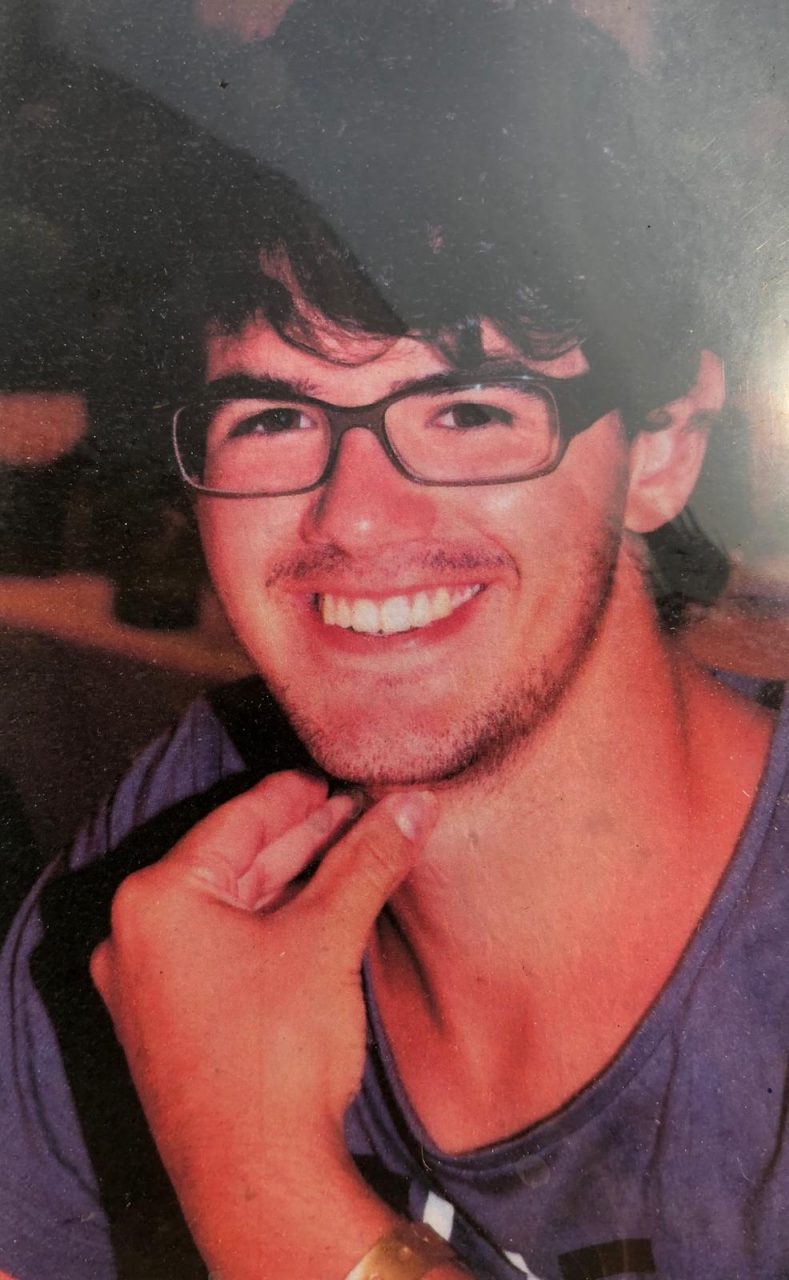 «Te ne sei andato senza un motivo» L’ultimo saluto al giovane Daniel