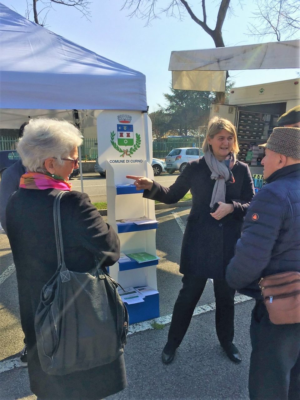 Il sindaco di Curno va al mercato per ascoltare tutti i suoi cittadini