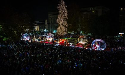 Albero di Natale, grande spettacolo Le immagini spopolano sui social
