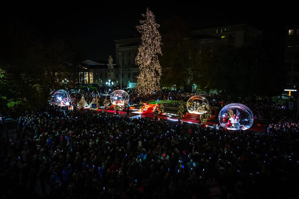 Albero di Natale, grande spettacolo Le immagini spopolano sui social