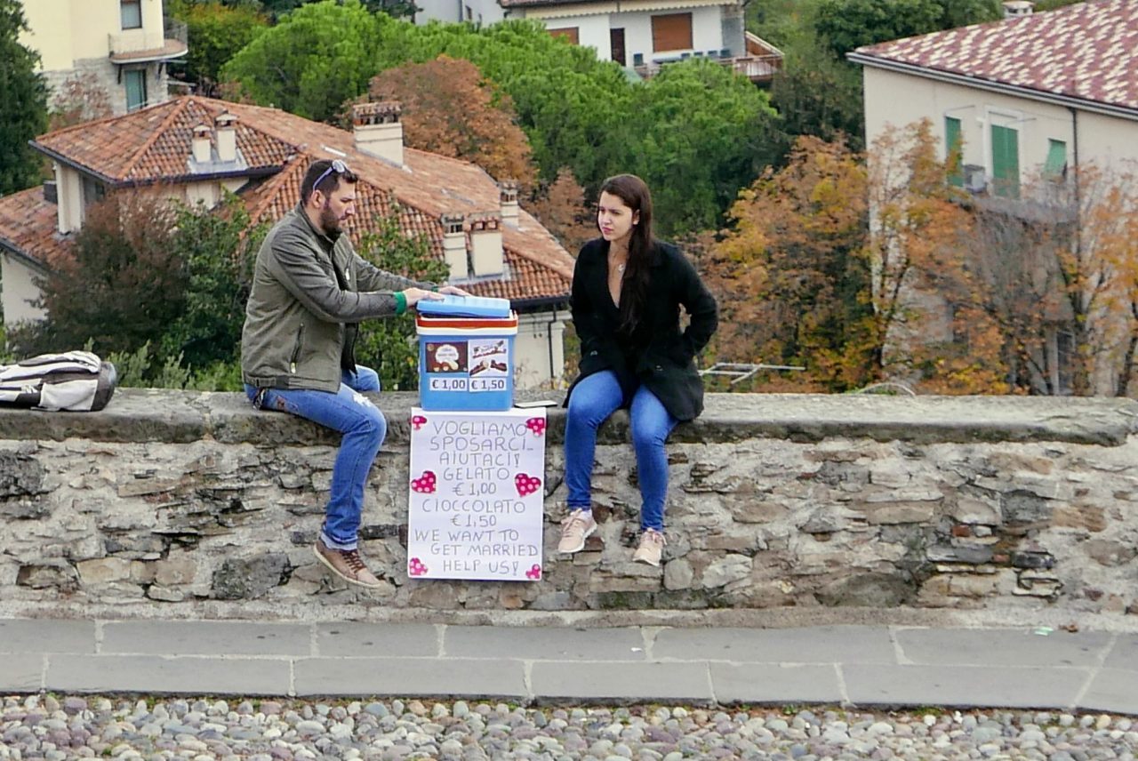 Porta S. Giacomo, vendono gelati per potersi pagare il matrimonio