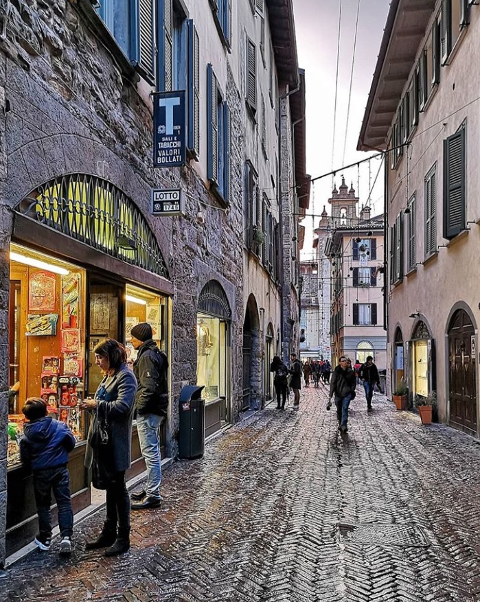 Passeggiata nella pioggia in Città Alta – Max Carré