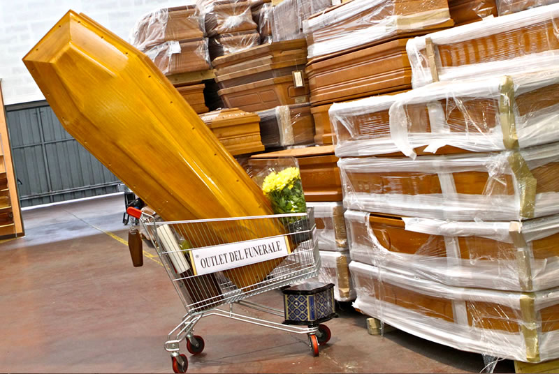 Venerdì 23 novembre: Black Friday Sconti su tutto, pure sul funerale