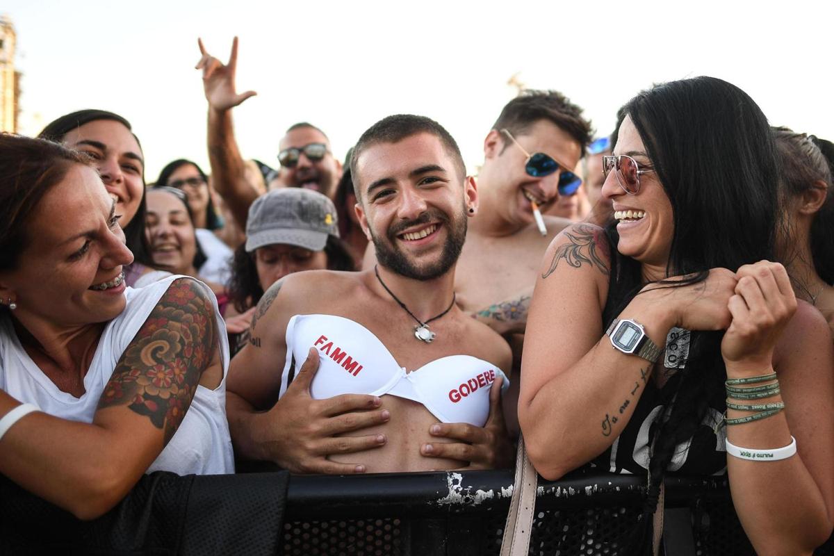 Il cafonometro dei concerti live Tra sudore, bagarini e pertiche