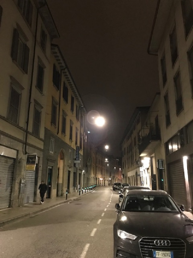 Via Quarenghi senza luci di Natale? Ci pensano gli artisti ad accenderla