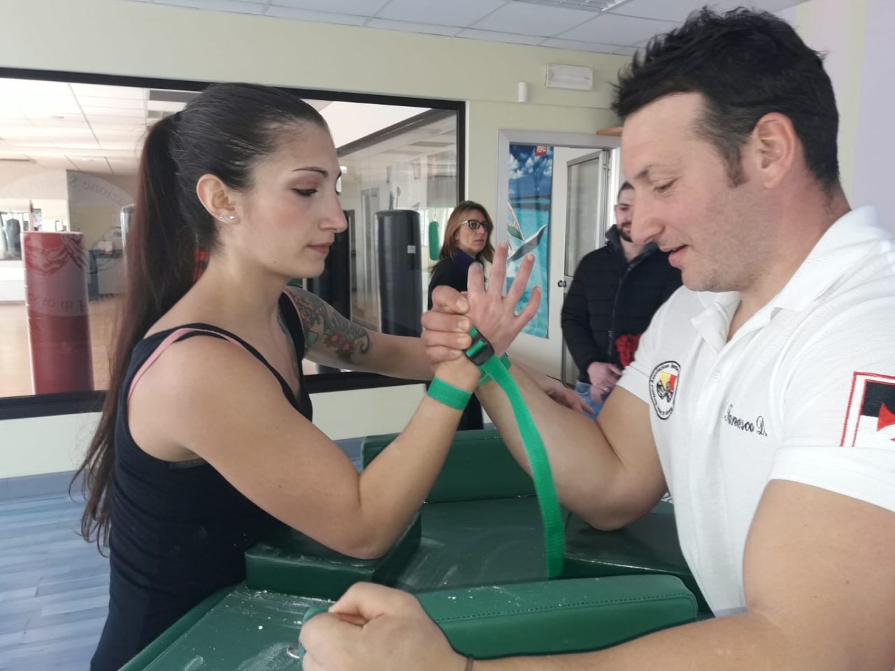 Laura, che sfida a braccio di ferro le rivali e pure le sue insicurezze
