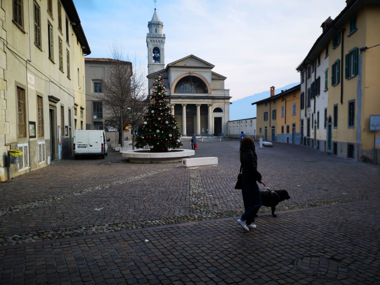 La piazza era tutta una musica Oggi, invece, è il deserto d’Albino