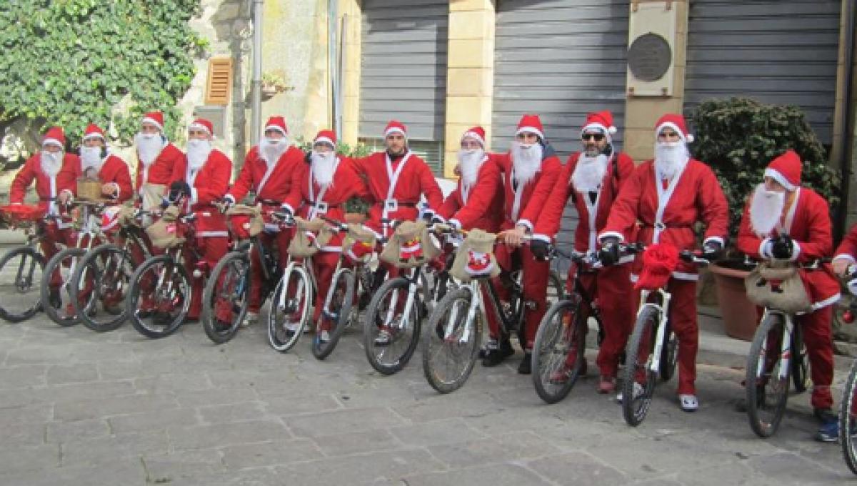 34438825_a-gangi-babbo-natale-arriva-in-bici-le-foto-madonie-press-madoniepressit_1722551
