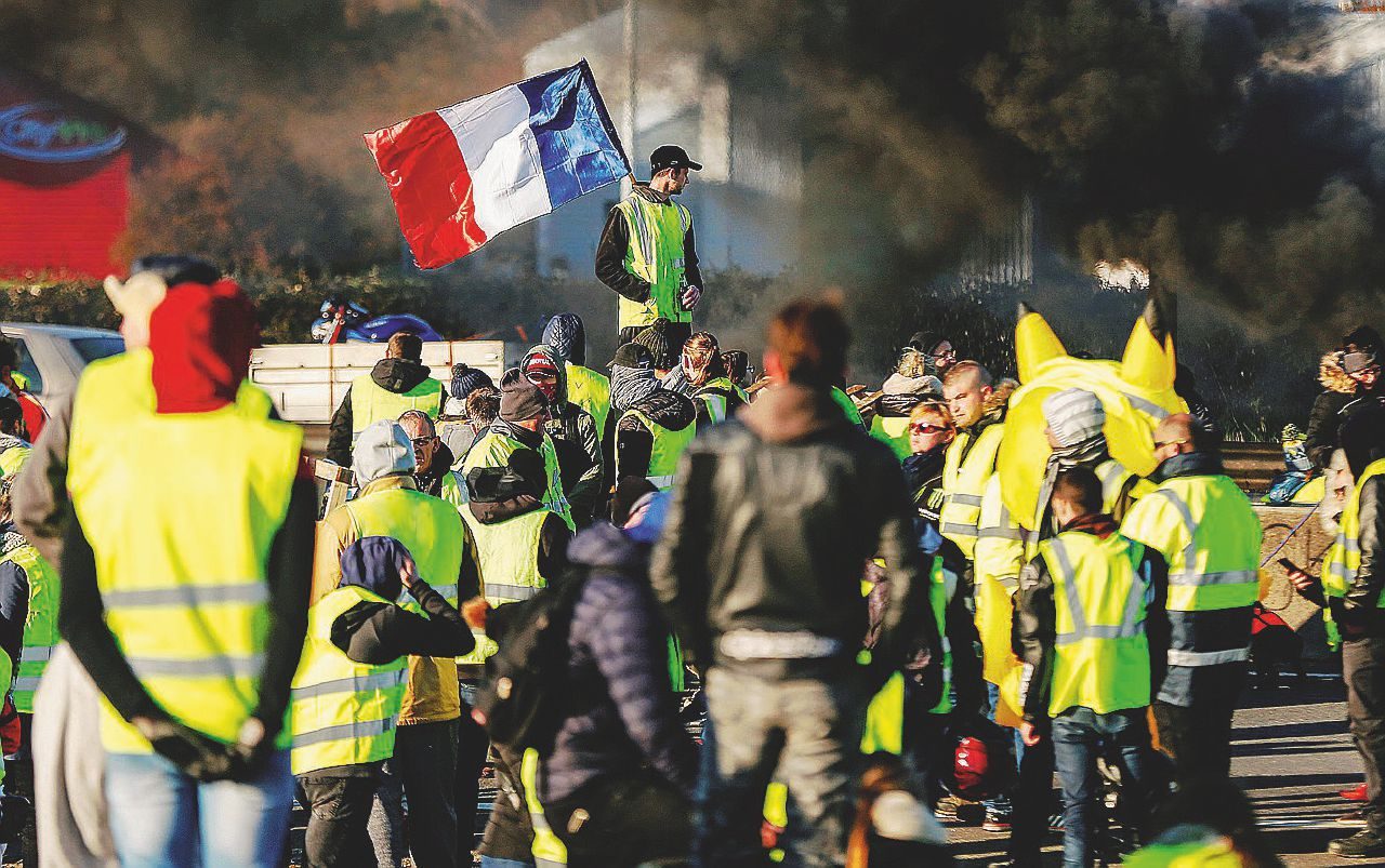Cinque notizie che non lo erano I gilet gialli aggrediti dalla Polizia