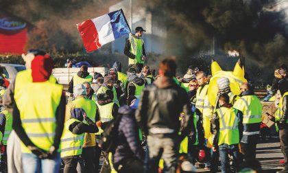 Cinque notizie che non lo erano I gilet gialli aggrediti dalla Polizia